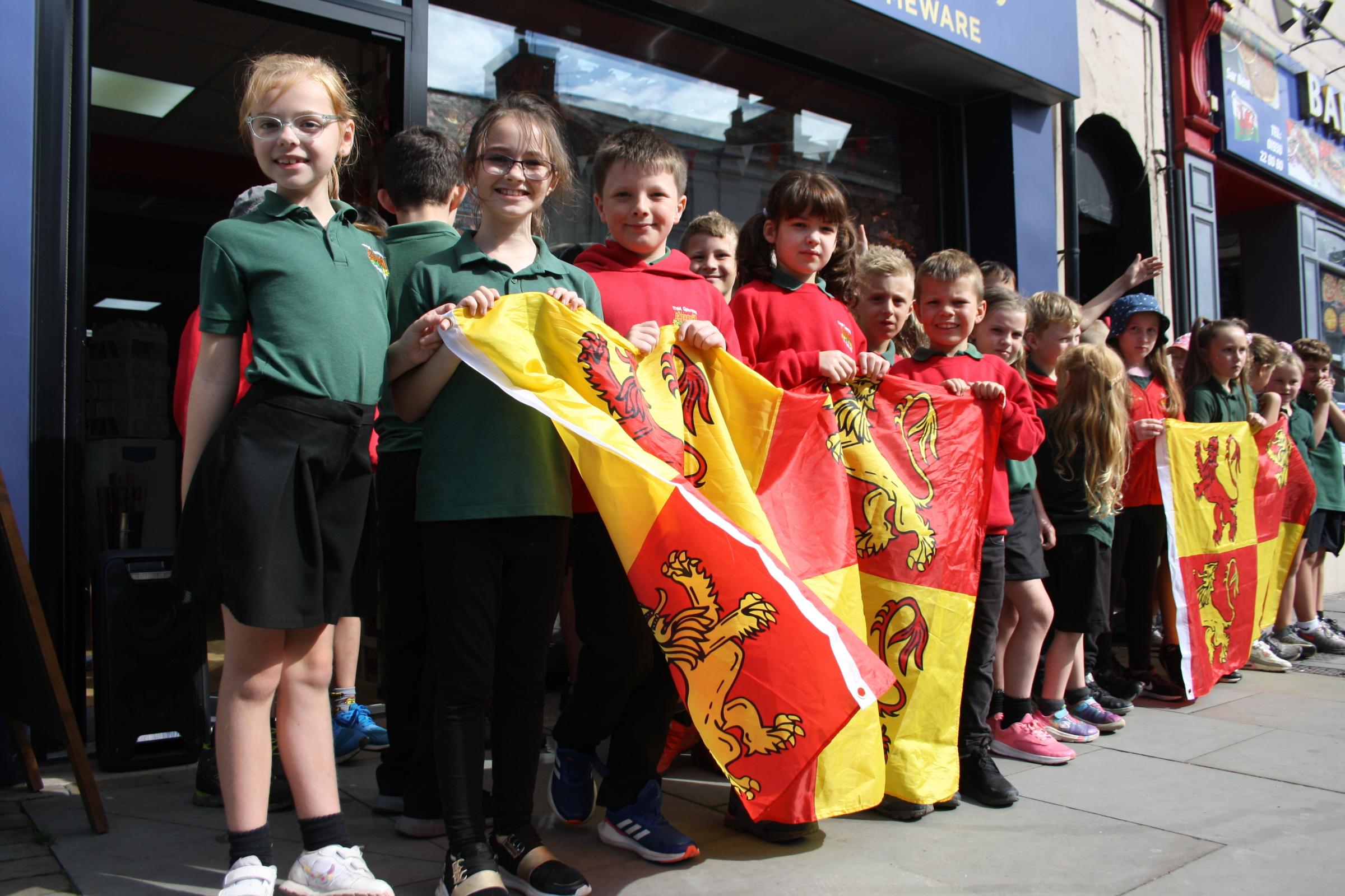 Ysgol Gymraeg Y Trallwng sing in Welshpool town centre to celebrate Owain Glyndwr Day on September 16, 2021. Picture by Anwen Parry/County Times
