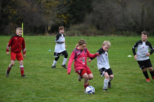 County Times : Action du festival de football junior qui s'est tenu à Knighton le 20 novembre