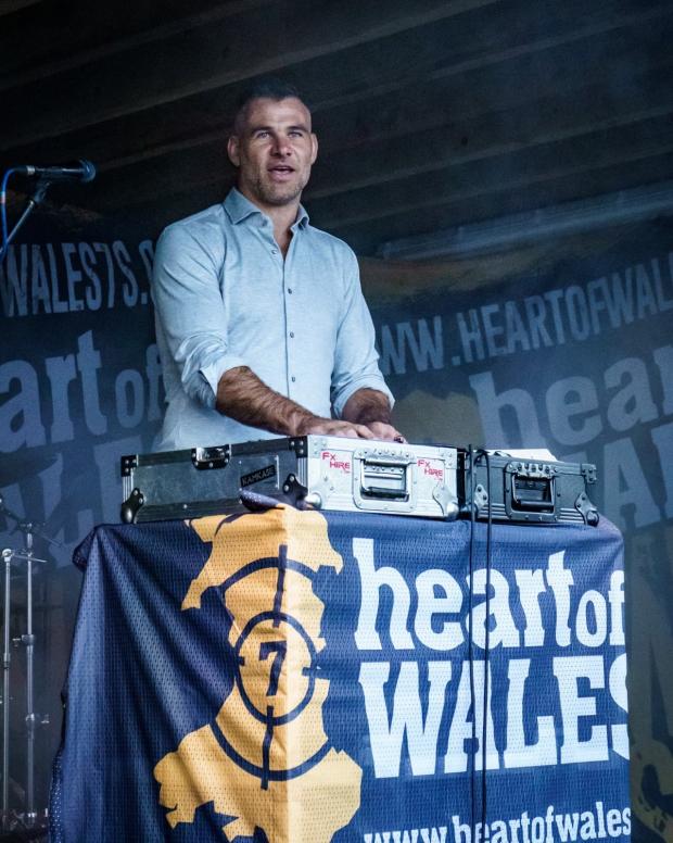 County Times: Mike Phillips’ DJ set on the main stage.