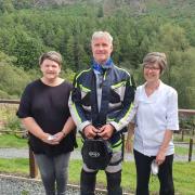 David Coulthard poses for a pic with Penbont chefs Anne Oakley (r) and Carolyn Rowlands