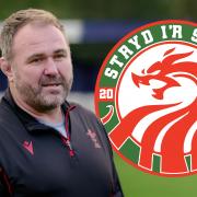 Scott Quinell with the logo for the S4C series Stryd i’r Sgrym (Street to Scrum)