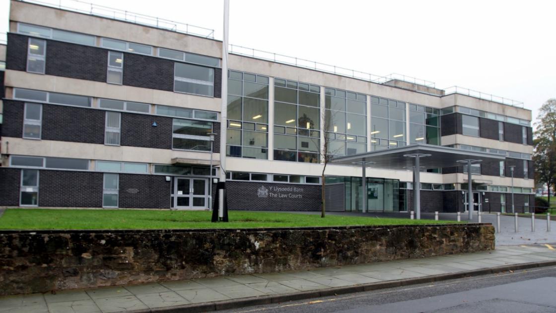 Powys man spared jail despite admitting fleeing police 